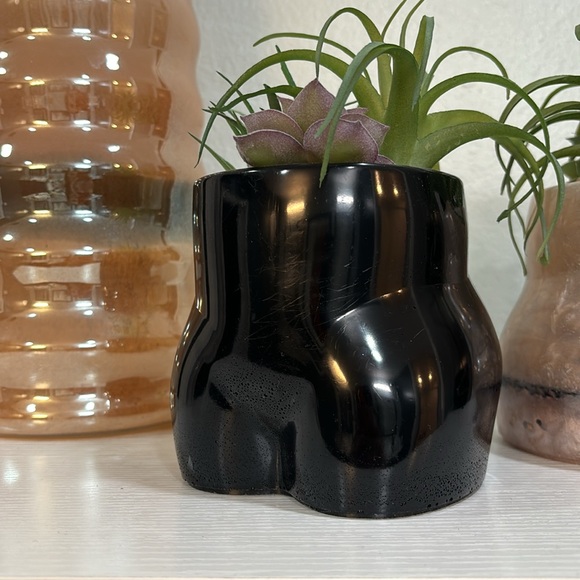NWT "Curvy" Planter - Picture 2 of 2